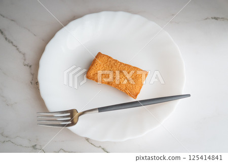 白色盤子與烘焙食品的簡約構圖① 白色盤子與烘焙食品的簡約構圖① 125414841