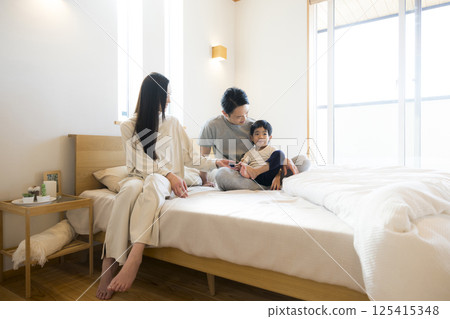 Bedroom family 125415348