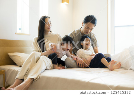 Bedroom family 125415352