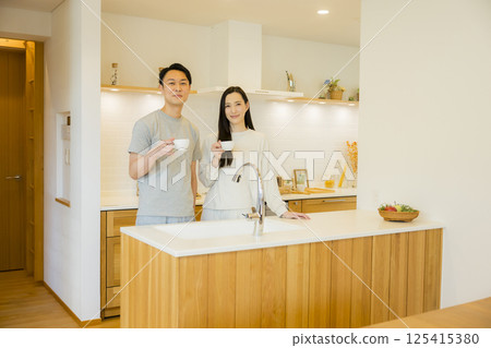 站立在廚房裡的夫婦 125415380