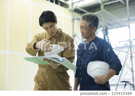 現場主管在現場討論計劃 125415389