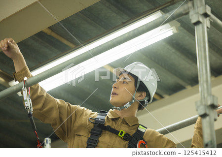身穿全套安全帶的男性工人 125415412