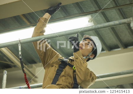 身穿全套安全帶的男性工人 125415413