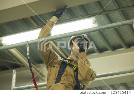 身穿全套安全帶的男性工人 125415414