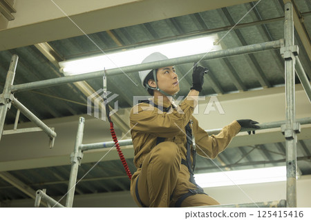 身穿全套安全帶的男性工人 125415416