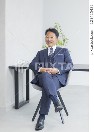 坐在椅子的商人 坐在椅子的商人 125415422