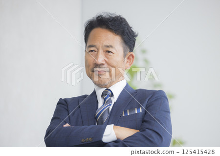 坐在椅子的商人 125415428