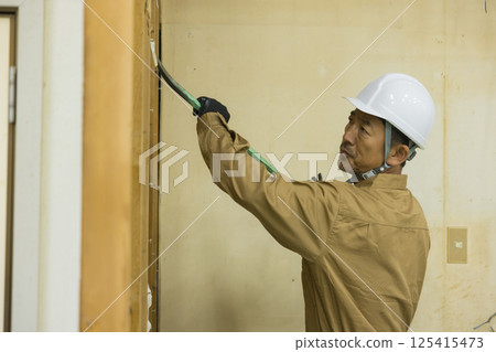 工人們在拆除現場工作 125415473