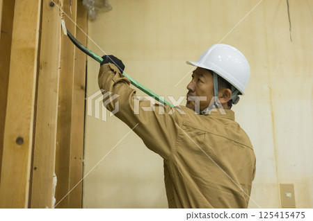 工人們在拆除現場工作 工人們在拆除現場工作 125415475