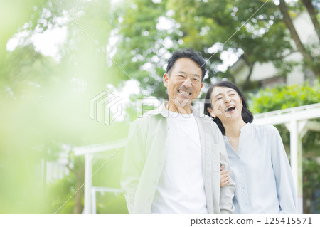 中間已婚夫婦擁抱著微笑 125415571