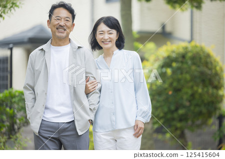 中間已婚夫婦擁抱著微笑 125415604