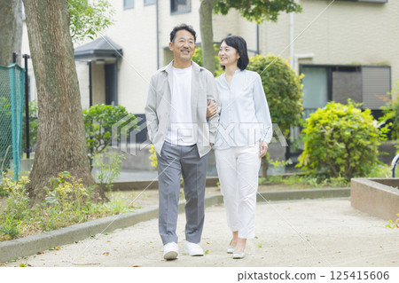 中間已婚夫婦擁抱著微笑 125415606