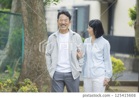 Middle married couple cuddling with smile 125415608