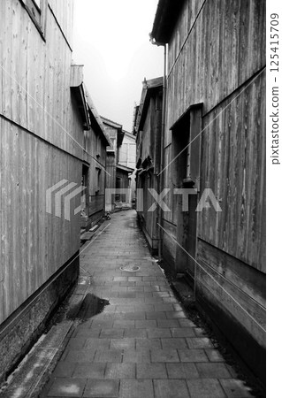 A port town that developed as a port of call for Kitamae ships and still retains many traditional buildings... Sado's "Sukunegi" 125415709