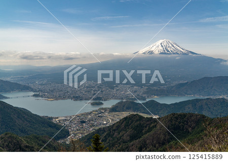 從新堂峠雙露台眺望富士山和河口湖 從新堂峠雙露台眺望富士山和河口湖 125415889