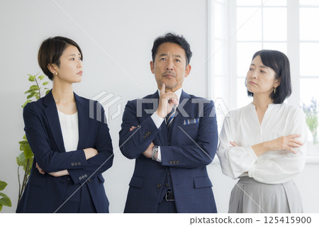 Thinking male and female businessmen Thinking male and female businessmen 125415900