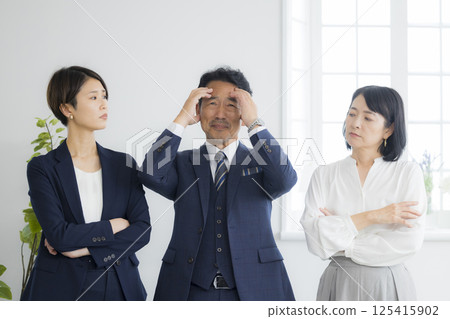 Thinking male and female businessmen Thinking male and female businessmen 125415902