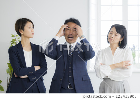 思考的男性和女性商人 125415903
