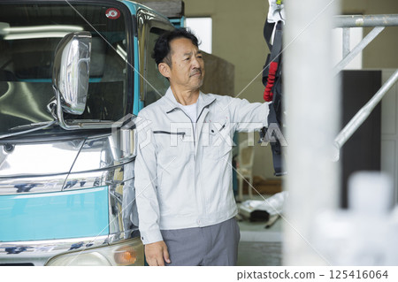 站在卡車前面的工人 站在卡車前面的工人 125416064