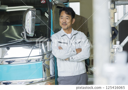 Worker standing in front of the truck Worker standing in front of the truck 125416065