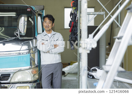 站在卡車前面的工人 站在卡車前面的工人 125416066