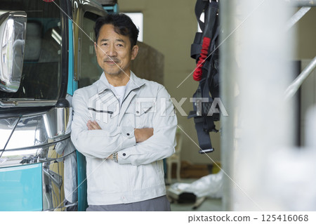 站在卡車前面的工人 125416068