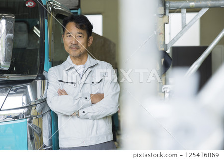 站在卡車前面的工人 站在卡車前面的工人 125416069