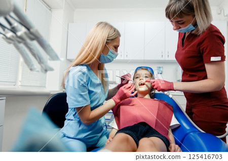 dental consultation, dentist checking teeth, dental examination, healthy teeth, dentist office, professional orthodontic clinic 125416703