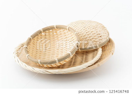 Bamboo sieves and baskets 125416748