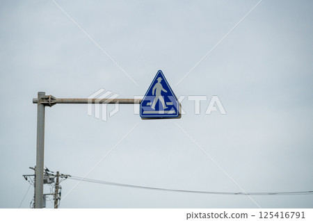 道路標誌、行人穿越道、行人優先 道路標誌、行人穿越道、行人優先 125416791