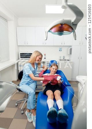 pediatric dentist, dental cleaning, healthy teeth, dental care kids, dentist concept, oral care, dental health 125416803