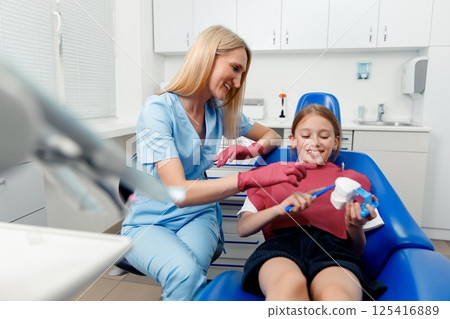 pediatric dentist, dental cleaning, healthy teeth, dental care kids, dentist concept, oral care, dental health 125416889