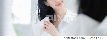 洗完澡後，女人用毛巾擦乾頭髮，無臉橫幅 125417435