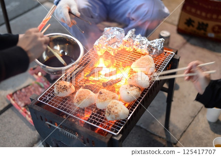 在燒烤店裡烤飯糰 在燒烤店裡烤飯糰 125417707