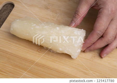 用刀切開貝拉卡醃菜 用刀切開貝拉卡醃菜 125417780