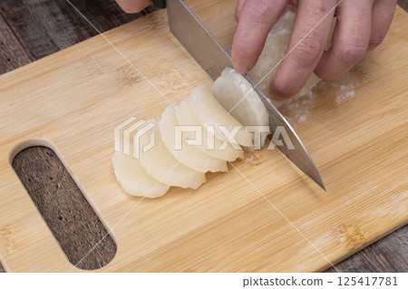 Cut the bettara pickles with a knife 125417781