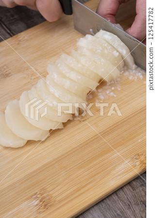 用刀切開貝拉卡醃菜 125417782