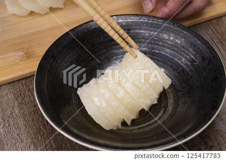 Cut the bettara pickles with a knife 125417783