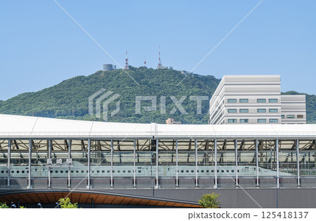 長崎縣長崎市：重建的 JR 長崎站（背景可見停放的新幹線列車和稻佐山） 125418137