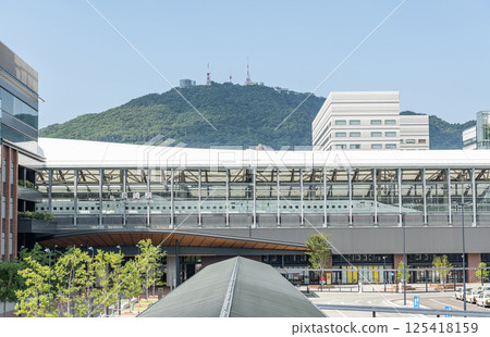 長崎縣長崎市：重建的 JR 長崎站（背景可見停放的新幹線列車和稻佐山） 125418159