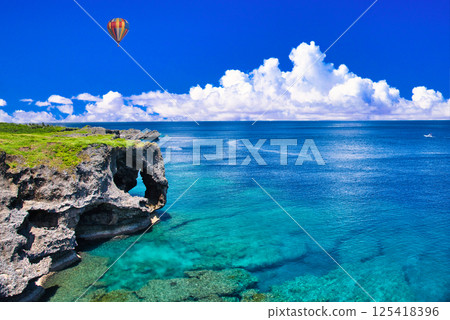 萬座毛美麗的珊瑚礁海 萬座毛美麗的珊瑚礁海 125418396