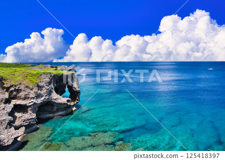 萬座毛美麗的珊瑚礁海 萬座毛美麗的珊瑚礁海 125418397