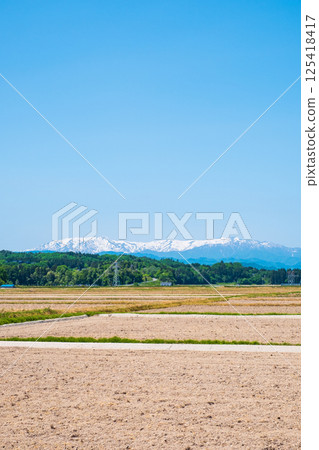 The Iide Mountains as seen from the Aizu Basin (spring) 125418417