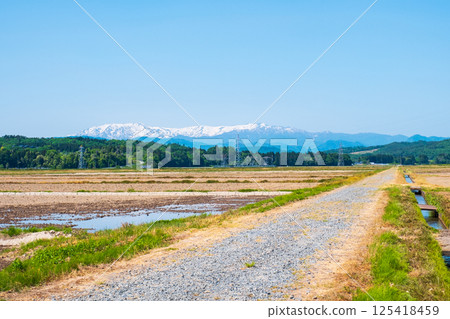 從會津盆地眺望飯豐山脈（春季） 125418459