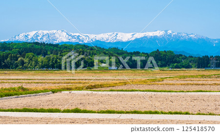 從會津盆地眺望飯豐山脈（春季） 125418570
