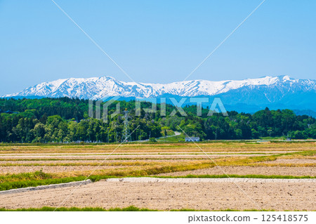 從會津盆地眺望飯豐山脈（春季） 125418575