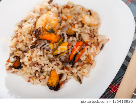 Rice with shrimps and mussels Rice with shrimps and mussels 125418920