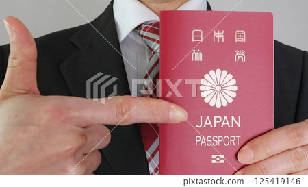 一名商人指著一本有效期限為 10 年的日本護照 125419146