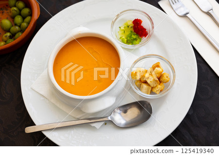 Gaspacho served in bowl in restaurant 125419340