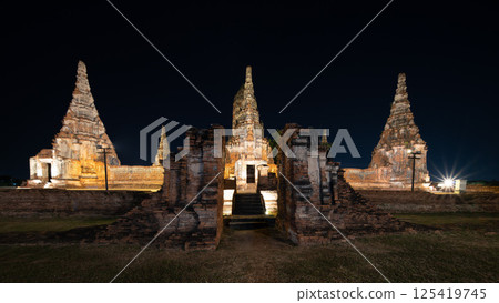 Phra Nakhon Si Ayutthaya, Thailand, December 27, 2024, Exploring the ancient beauty of Wat Chaiwatthanaram 125419745
